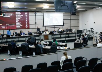 Projeto aprovado em primeira discussão programa Material Legal de Maringá facilita acesso a material escolar e fortalece papelarias