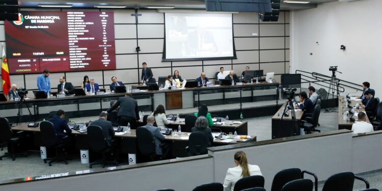 Projeto aprovado em primeira discussão programa Material Legal de Maringá facilita acesso a material escolar e fortalece papelarias